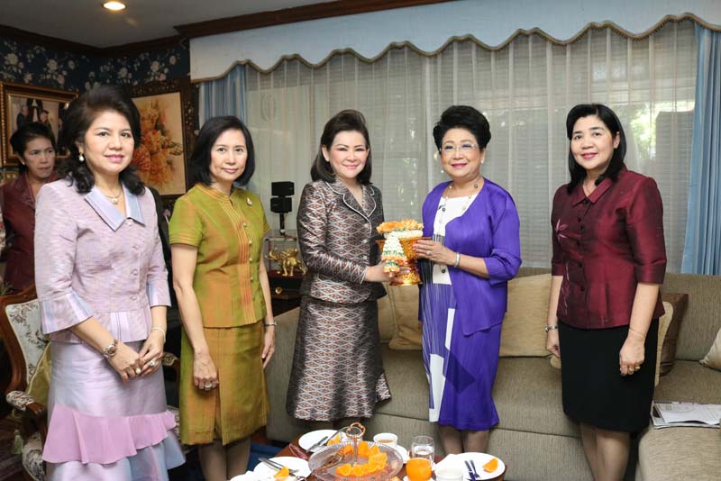 030 นายกสมาคมภริยาฯ เข้าเยี่ยมคารวะและขอรับพรจาก คุณศศิณี ภัททิยกุล อดีตนายกสมาคมภริยาฯ ในโอกาสเ...