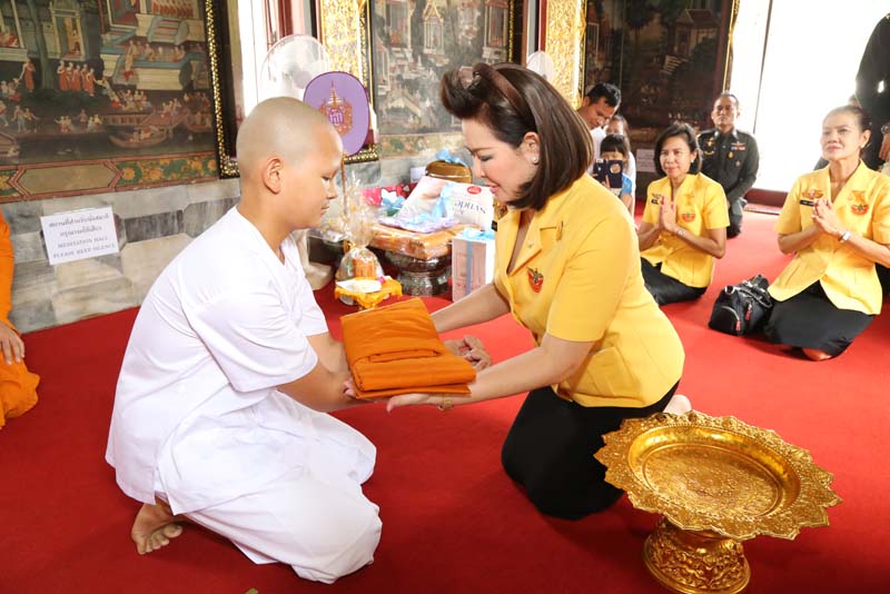 031 นายกสมาคมภริยาฯ เป็นเจ้าภาพบรรพชาสามเณร พงศกร ทุมมานาม ณ วัดปทุมวนาราม เขตปทุมวัน กรุงเทพฯ เมื่อวันที่ ๖ พฤศจิกายน ๒๕๕๘