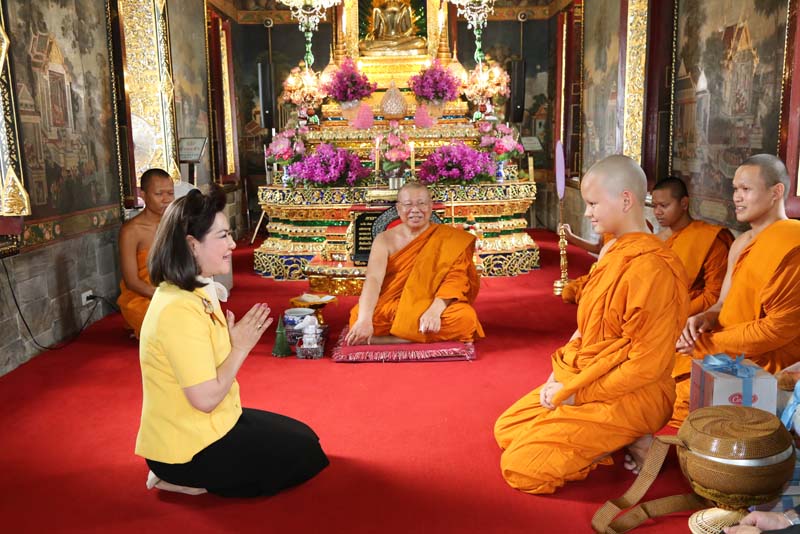 031 นายกสมาคมภริยาฯ เป็นเจ้าภาพบรรพชาสามเณร พงศกร ทุมมานาม ณ วัดปทุมวนาราม เขตปทุมวัน กรุงเทพฯ เมื่อวันที่ ๖ พฤศจิกายน ๒๕๕๘