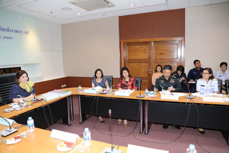032 นายกสมาคมภริยาฯ เป็นประธานในการประชุมชี้แจงแนวทางในการดำเนินงานโครงการของสมาคมภริยาฯ โดยมีคณะกรรมการสมาคมฯ และตัวแทนหน่วยขึ้นตรงสำนักงานปลัดกระทรวงกลาโหม