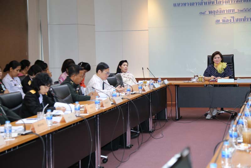 032 นายกสมาคมภริยาฯ เป็นประธานในการประชุมชี้แจงแนวทางในการดำเนินงานโครงการของสมาคมภริยาฯ โดยมีคณะกรรมการสมาคมฯ และตัวแทนหน่วยขึ้นตรงสำนักงานปลัดกระทรวงกลาโหม