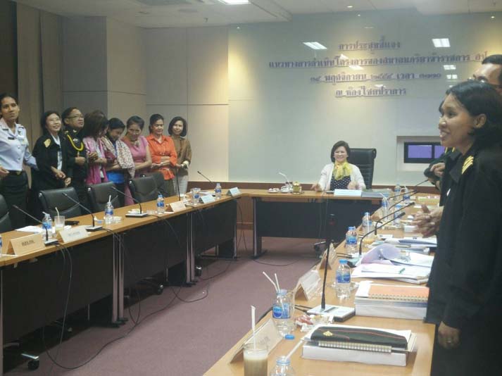 032 นายกสมาคมภริยาฯ เป็นประธานในการประชุมชี้แจงแนวทางในการดำเนินงานโครงการของสมาคมภริยาฯ โดยมีคณะกรรมการสมาคมฯ และตัวแทนหน่วยขึ้นตรงสำนักงานปลัดกระทรวงกลาโหม