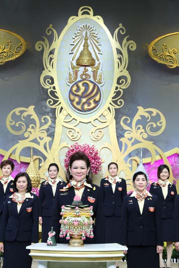 034 นายกสมาคมภริยาฯ นำคณะกรรมการสมาคมฯ บันทึกเทปโทรทัศน์ถวายพระพร เนื่องในโอกาสวันเฉลิมพระชนมพรรษาพระบาทสมเด็จพระเจ้าอยู่หัว ๕ ธันวาคม ๒๕๕๘