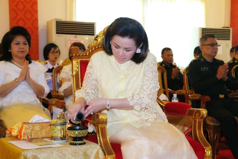 035 นายกสมาคมภริยาฯ พร้อมด้วยคณะกรรมการสมาคมฯ ได้ร่วมกิจกรรมปฏิบัติธรรมเทิดทูนสถาบันพระมหากษัตริย์และพระบรมวงศานุวงศ์