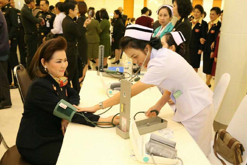 037 นายกสมาคมภริยาฯ พร้อมทั้งอุปนายกสมาคมฯและสมาชิก ร่วมกิจกรรมเฉลิมพระเกียรติ พระบาทสมเด็จพระเจ้าอยู่หัวฯ เนื่องในโอกาสมหามงคลเฉลิมพระชนมพรรษา๘๘พรรษา