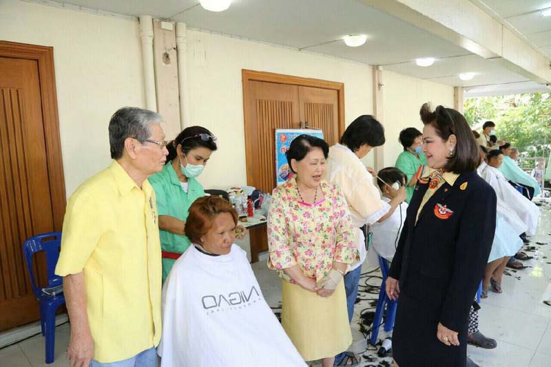 037 นายกสมาคมภริยาฯ พร้อมทั้งอุปนายกสมาคมฯและสมาชิก ร่วมกิจกรรมเฉลิมพระเกียรติ พระบาทสมเด็จพระเจ้าอยู่หัวฯ เนื่องในโอกาสมหามงคลเฉลิมพระชนมพรรษา๘๘พรรษา