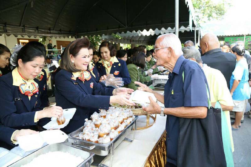 037 นายกสมาคมภริยาฯ พร้อมทั้งอุปนายกสมาคมฯและสมาชิก ร่วมกิจกรรมเฉลิมพระเกียรติ พระบาทสมเด็จพระเจ้าอยู่หัวฯ เนื่องในโอกาสมหามงคลเฉลิมพระชนมพรรษา๘๘พรรษา