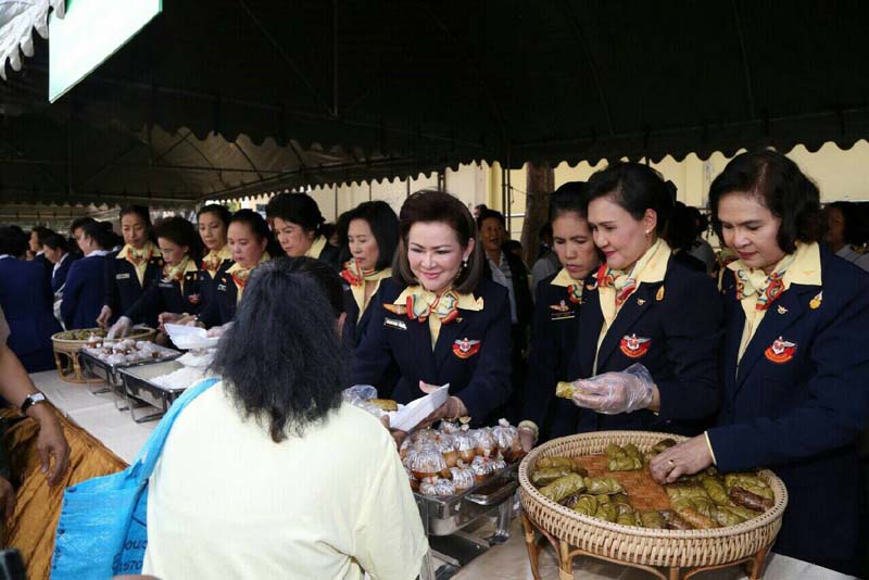 037 นายกสมาคมภริยาฯ พร้อมทั้งอุปนายกสมาคมฯและสมาชิก ร่วมกิจกรรมเฉลิมพระเกียรติ พระบาทสมเด็จพระเจ้าอยู่หัวฯ เนื่องในโอกาสมหามงคลเฉลิมพระชนมพรรษา๘๘พรรษา