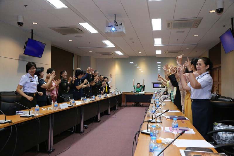038 นายกสมาคมภริยาฯ เป็นประธานการประชุม เตรียมการจัดงานเพื่อนพึ่ง(ภา) ยามยาก ณ ห้องไชยปราการ กรมการพลังงานทหาร เมื่อวันที่ ๒ ธ.ค. ๒๕๕๘