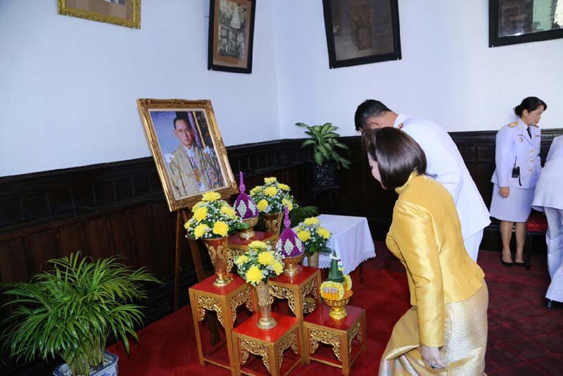 039 ปลัดกระทรวงกลาโหม และ นายกสมาคมภริยาฯ ลงนามถวายพระพรชัยมงคล ในพระบรมมหาราชวัง เมื่อวันที่ ๕ ธันวาคม ๒๕๕๘