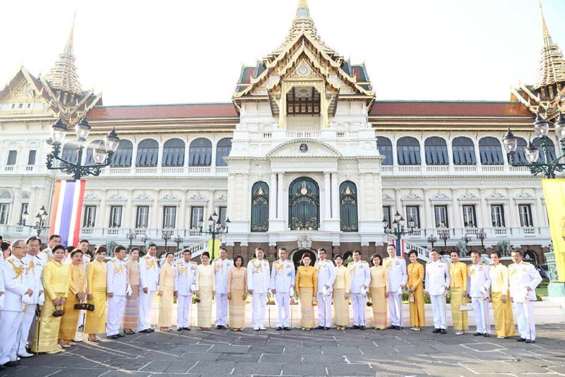 039 ปลัดกระทรวงกลาโหม และ นายกสมาคมภริยาฯ ลงนามถวายพระพรชัยมงคล ในพระบรมมหาราชวัง เมื่อวันที่ ๕ ธันวาคม ๒๕๕๘