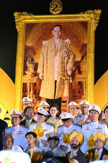040 ปลัดกระทรวงกลาโหม และ นายกสมาคมภริยาฯ ถวายราชสดุดีเฉลิมพระเกียรติและจุดเทียนชัย ถวายพระพรชัยมงคล ณ มณฑลพิธีท้องสนามหลวง เมื่อวันที่ ๕ ธันวาคม ๒๕๕๘