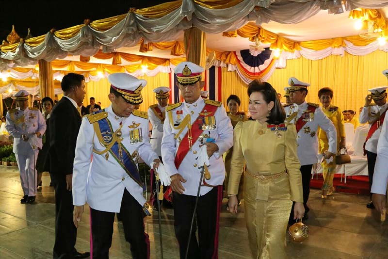 040 ปลัดกระทรวงกลาโหม และ นายกสมาคมภริยาฯ ถวายราชสดุดีเฉลิมพระเกียรติและจุดเทียนชัย ถวายพระพรชัยมงคล ณ มณฑลพิธีท้องสนามหลวง เมื่อวันที่ ๕ ธันวาคม ๒๕๕๘