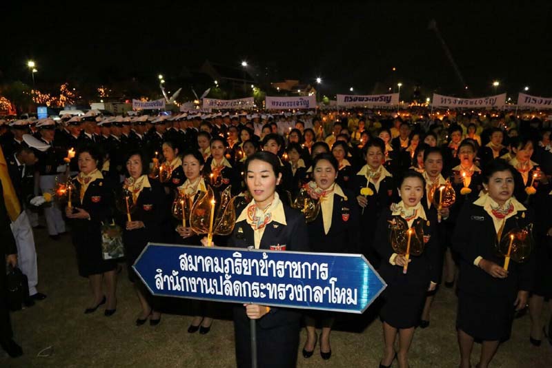 040 ปลัดกระทรวงกลาโหม และ นายกสมาคมภริยาฯ ถวายราชสดุดีเฉลิมพระเกียรติและจุดเทียนชัย ถวายพระพรชัยมงคล ณ มณฑลพิธีท้องสนามหลวง เมื่อวันที่ ๕ ธันวาคม ๒๕๕๘