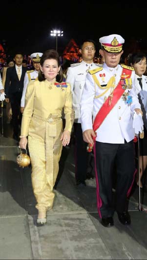 040 ปลัดกระทรวงกลาโหม และ นายกสมาคมภริยาฯ ถวายราชสดุดีเฉลิมพระเกียรติและจุดเทียนชัย ถวายพระพรชัยมงคล ณ มณฑลพิธีท้องสนามหลวง เมื่อวันที่ ๕ ธันวาคม ๒๕๕๘