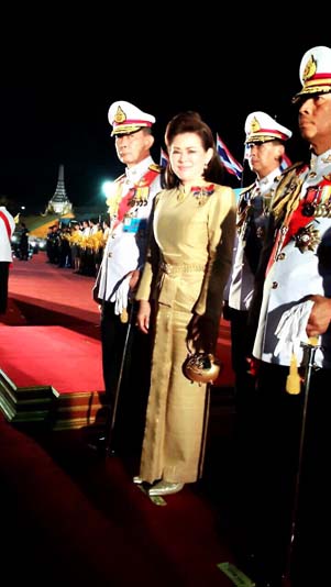 040 ปลัดกระทรวงกลาโหม และ นายกสมาคมภริยาฯ ถวายราชสดุดีเฉลิมพระเกียรติและจุดเทียนชัย ถวายพระพรชัยมงคล ณ มณฑลพิธีท้องสนามหลวง เมื่อวันที่ ๕ ธันวาคม ๒๕๕๘