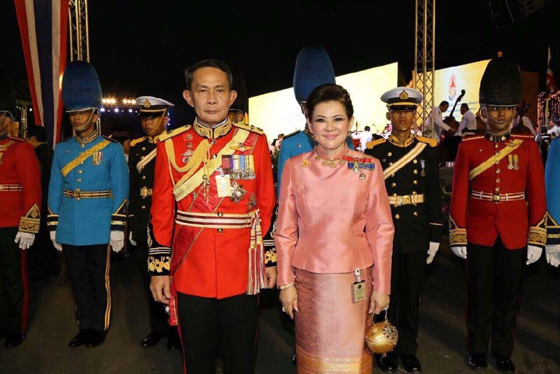 042 ปลัดกระทรวงกลาโหม และ นายกสมาคมภริยาฯ ร่วมงานสโมสรสันนิบาตเฉลิมพระเกียรติ พระบาทสมเด็จพระเจ้าอยู่หัวฯ เนื่องในโอกาสมหามงคลเฉลิมพระชนมพรรษา เมื่อวันจันทร์ที ๗ ธันวาคม ๒๕๕๘