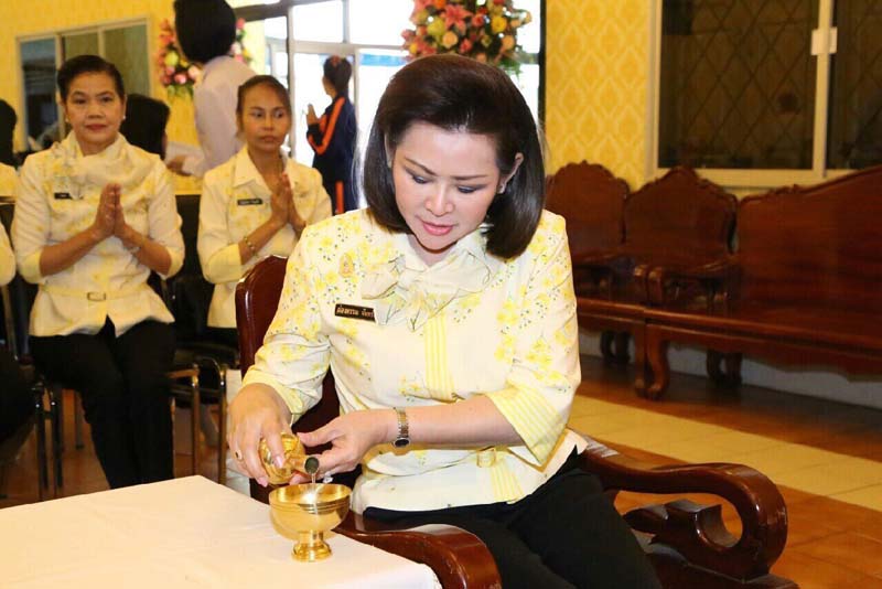 043 นายกสมาคมภริยาฯ นำคณะสมาชิกฯ กราบนมัสการ พระเทพดิลก ผู้ช่วยเจ้าอาวาสวัดปทุมวนาราม ส่งเสริมบำรุงพุทธศาสนาและร่วมกิจกรรมอันเป็นสาธารณะกุศล ประกอบพิธีชีวิตทาน ณ วัดปทุมวนารามราชวรวิหาร เมื่อวันที่ ๙ ธันวาคม ๒๕๕๘