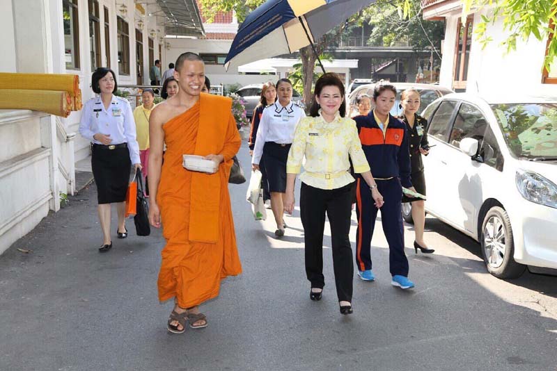 043 นายกสมาคมภริยาฯ นำคณะสมาชิกฯ กราบนมัสการ พระเทพดิลก ผู้ช่วยเจ้าอาวาสวัดปทุมวนาราม ส่งเสริมบำรุงพุทธศาสนาและร่วมกิจกรรมอันเป็นสาธารณะกุศล ประกอบพิธีชีวิตทาน ณ วัดปทุมวนารามราชวรวิหาร เมื่อวันที่ ๙ ธันวาคม ๒๕๕๘