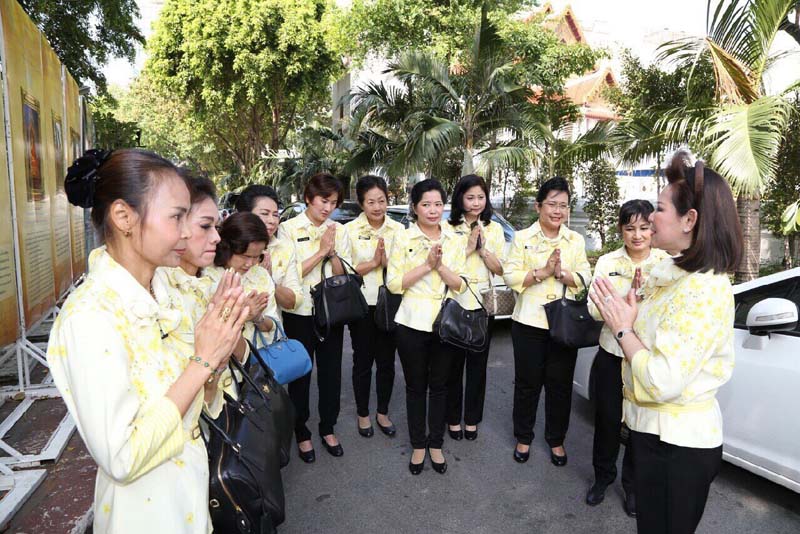 043 นายกสมาคมภริยาฯ นำคณะสมาชิกฯ กราบนมัสการ พระเทพดิลก ผู้ช่วยเจ้าอาวาสวัดปทุมวนาราม ส่งเสริมบำรุงพุทธศาสนาและร่วมกิจกรรมอันเป็นสาธารณะกุศล ประกอบพิธีชีวิตทาน ณ วัดปทุมวนารามราชวรวิหาร เมื่อวันที่ ๙ ธันวาคม ๒๕๕๘