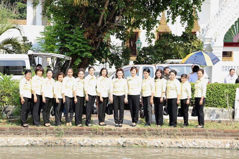 043 นายกสมาคมภริยาฯ นำคณะสมาชิกฯ กราบนมัสการ พระเทพดิลก ผู้ช่วยเจ้าอาวาสวัดปทุมวนาราม ส่งเสริมบำรุงพุทธศาสนาและร่วมกิจกรรมอันเป็นสาธารณะกุศล ประกอบพิธีชีวิตทาน ณ วัดปทุมวนารามราชวรวิหาร เมื่อวันที่ ๙ ธันวาคม ๒๕๕๘
