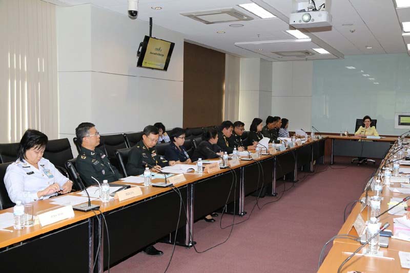 044 นายกสมาคมภริยาฯ เป็นประธานการประชุมเตรียมการจัดกิจกรรมพบปะเยี่ยมเยือนกำลังพล โครงการ"ครอบครัวอุ่นใจ สายใยภริยากำลังพล รักษ์สุขภาพดี มีความสุข" เมื่อวันที่ ๙ ธันวาคม ๒๕๕๘