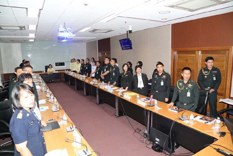 044 นายกสมาคมภริยาฯ เป็นประธานการประชุมเตรียมการจัดกิจกรรมพบปะเยี่ยมเยือนกำลังพล โครงการ"ครอบครัวอุ่นใจ สายใยภริยากำลังพล รักษ์สุขภาพดี มีความสุข" เมื่อวันที่ ๙ ธันวาคม ๒๕๕๘