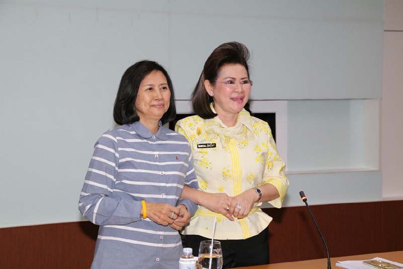 044 นายกสมาคมภริยาฯ เป็นประธานการประชุมเตรียมการจัดกิจกรรมพบปะเยี่ยมเยือนกำลังพล โครงการ"ครอบครัวอุ่นใจ สายใยภริยากำลังพล รักษ์สุขภาพดี มีความสุข" เมื่อวันที่ ๙ ธันวาคม ๒๕๕๘