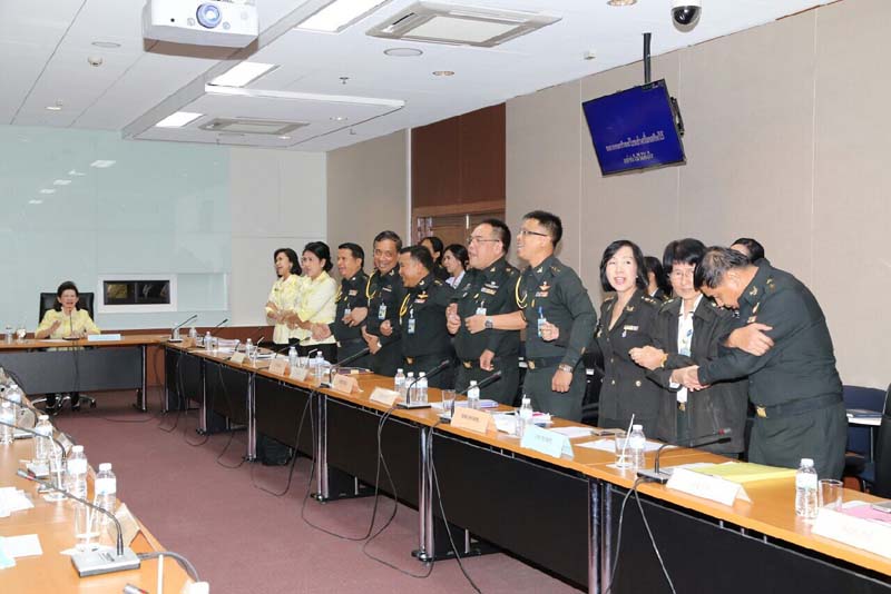 044 นายกสมาคมภริยาฯ เป็นประธานการประชุมเตรียมการจัดกิจกรรมพบปะเยี่ยมเยือนกำลังพล โครงการ"ครอบครัวอุ่นใจ สายใยภริยากำลังพล รักษ์สุขภาพดี มีความสุข" เมื่อวันที่ ๙ ธันวาคม ๒๕๕๘