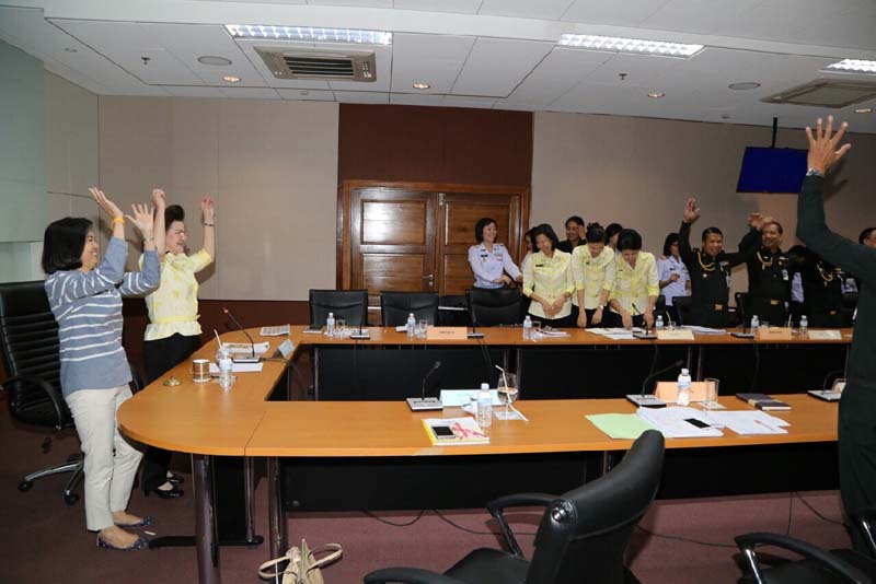 044 นายกสมาคมภริยาฯ เป็นประธานการประชุมเตรียมการจัดกิจกรรมพบปะเยี่ยมเยือนกำลังพล โครงการ"ครอบครัวอุ่นใจ สายใยภริยากำลังพล รักษ์สุขภาพดี มีความสุข" เมื่อวันที่ ๙ ธันวาคม ๒๕๕๘