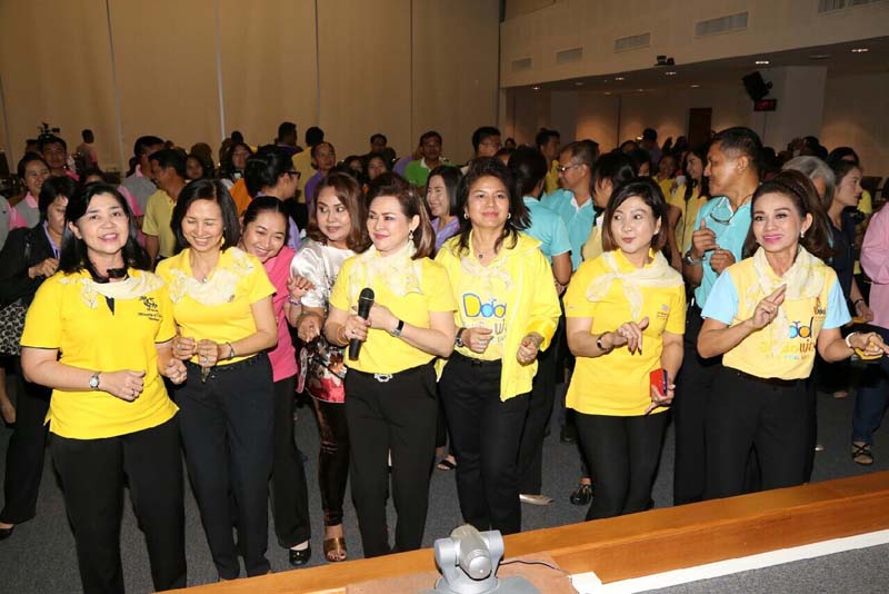 046 นายกสมาคมภริยาฯ เป็นประธานจัดงานพบปะเยี่ยมเยือนกำลังพล โครงการ "ครอบครัวอบอุ่นใจ สายใยภริยากำลังพล + รักษ์สุขภาพดีมีความสุข"