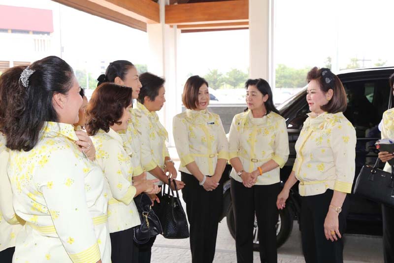 047 นายกสมาคมภริยาฯ เป็นประธานประชุมเตรียมความพร้อมงานเพื่อนพึ่ง (ภา) ณ ห้องประชุมชั้น ๖ อาคารสำนักงานปลัดกระทรวงกลาโหม (ศรีสมาน) เมื่อวันที่ ๑๔ ธันวาคม ๒๕๕๘