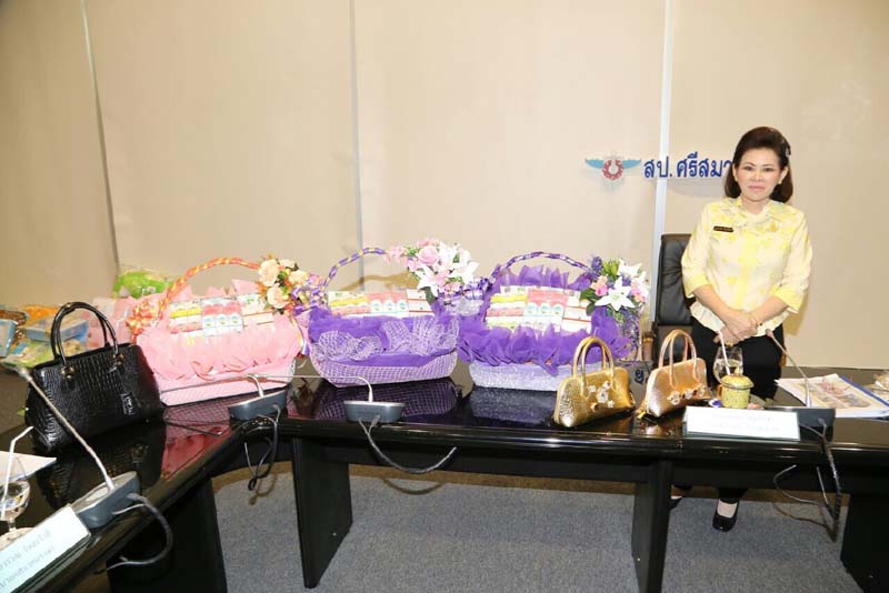 047 นายกสมาคมภริยาฯ เป็นประธานประชุมเตรียมความพร้อมงานเพื่อนพึ่ง (ภา) ณ ห้องประชุมชั้น ๖ อาคารสำนักงานปลัดกระทรวงกลาโหม (ศรีสมาน) เมื่อวันที่ ๑๔ ธันวาคม ๒๕๕๘