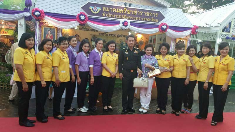 050 นายกสมาคมภริยาฯ และคณะกรรมการสมาคมฯ เฝ้ารับเสด็จ พระเจ้าวรวงศ์เธอ พระองค์เจ้าโสมสวลี พระวรราชาทินัดดามาตุ เสด็จเป็นองค์ประธานเปิดงานเพื่อนพึ่งภา