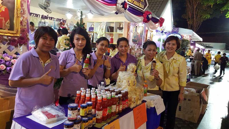 050 นายกสมาคมภริยาฯ และคณะกรรมการสมาคมฯ เฝ้ารับเสด็จ พระเจ้าวรวงศ์เธอ พระองค์เจ้าโสมสวลี พระวรราชาทินัดดามาตุ เสด็จเป็นองค์ประธานเปิดงานเพื่อนพึ่งภา