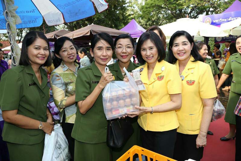 050 นายกสมาคมภริยาฯ และคณะกรรมการสมาคมฯ เฝ้ารับเสด็จ พระเจ้าวรวงศ์เธอ พระองค์เจ้าโสมสวลี พระวรราชาทินัดดามาตุ เสด็จเป็นองค์ประธานเปิดงานเพื่อนพึ่งภา