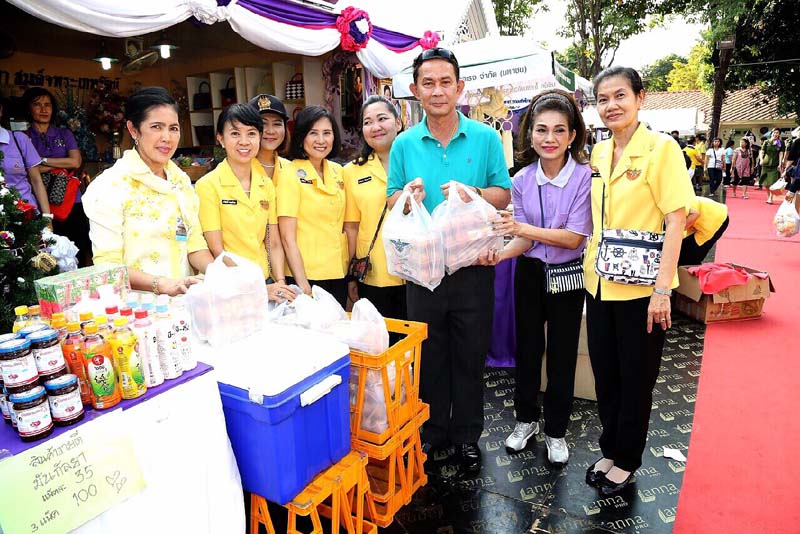 050 นายกสมาคมภริยาฯ และคณะกรรมการสมาคมฯ เฝ้ารับเสด็จ พระเจ้าวรวงศ์เธอ พระองค์เจ้าโสมสวลี พระวรราชาทินัดดามาตุ เสด็จเป็นองค์ประธานเปิดงานเพื่อนพึ่งภา