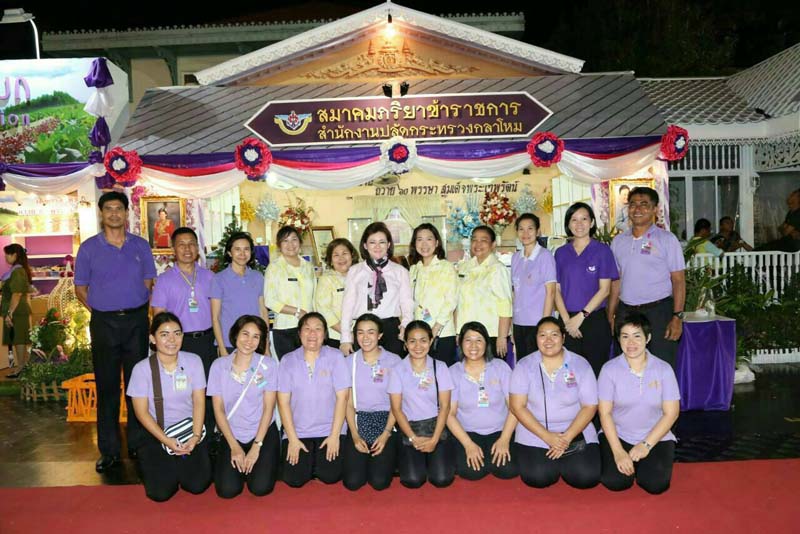 050 นายกสมาคมภริยาฯ และคณะกรรมการสมาคมฯ เฝ้ารับเสด็จ พระเจ้าวรวงศ์เธอ พระองค์เจ้าโสมสวลี พระวรราชาทินัดดามาตุ เสด็จเป็นองค์ประธานเปิดงานเพื่อนพึ่งภา