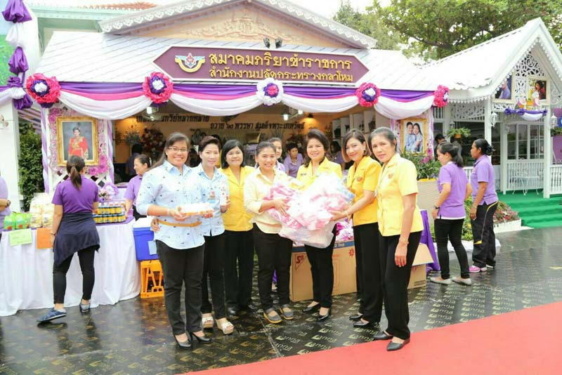 050 นายกสมาคมภริยาฯ และคณะกรรมการสมาคมฯ เฝ้ารับเสด็จ พระเจ้าวรวงศ์เธอ พระองค์เจ้าโสมสวลี พระวรราชาทินัดดามาตุ เสด็จเป็นองค์ประธานเปิดงานเพื่อนพึ่งภา