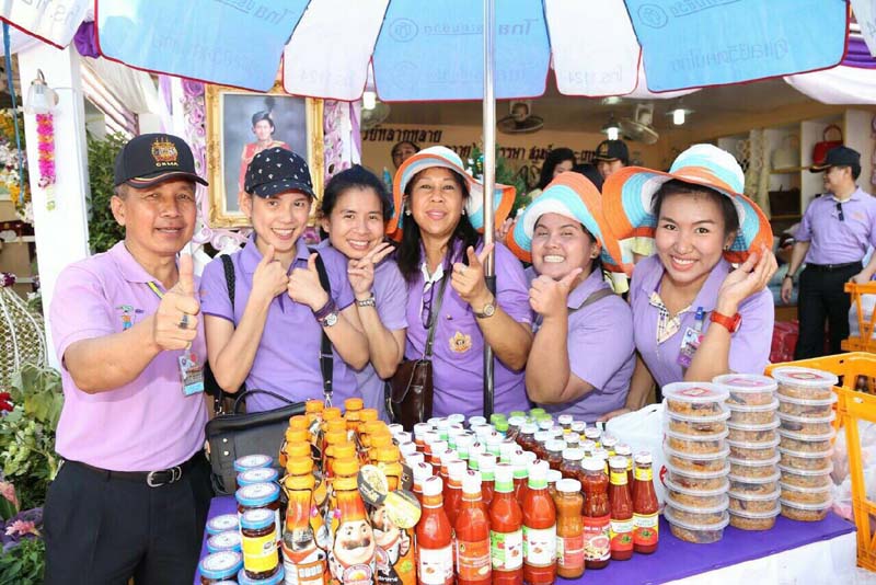 050 นายกสมาคมภริยาฯ และคณะกรรมการสมาคมฯ เฝ้ารับเสด็จ พระเจ้าวรวงศ์เธอ พระองค์เจ้าโสมสวลี พระวรราชาทินัดดามาตุ เสด็จเป็นองค์ประธานเปิดงานเพื่อนพึ่งภา