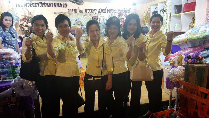 050 นายกสมาคมภริยาฯ และคณะกรรมการสมาคมฯ เฝ้ารับเสด็จ พระเจ้าวรวงศ์เธอ พระองค์เจ้าโสมสวลี พระวรราชาทินัดดามาตุ เสด็จเป็นองค์ประธานเปิดงานเพื่อนพึ่งภา