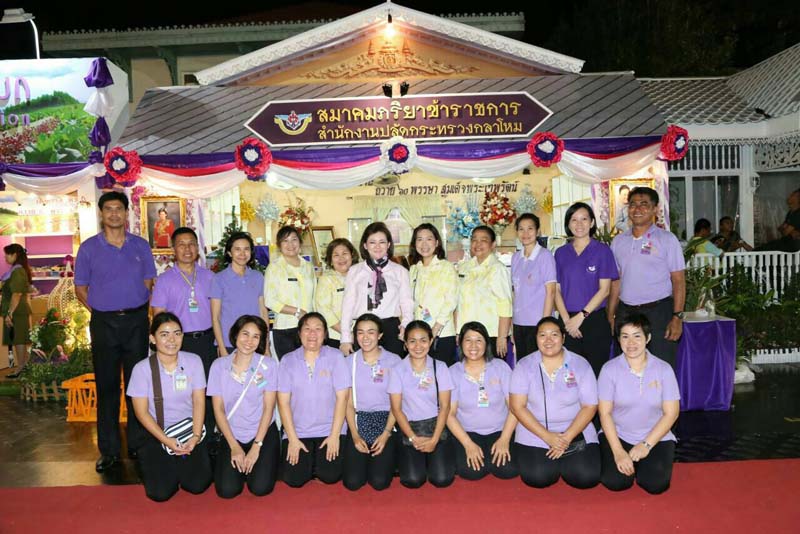 050 นายกสมาคมภริยาฯ และคณะกรรมการสมาคมฯ เฝ้ารับเสด็จ พระเจ้าวรวงศ์เธอ พระองค์เจ้าโสมสวลี พระวรราชาทินัดดามาตุ เสด็จเป็นองค์ประธานเปิดงานเพื่อนพึ่งภา