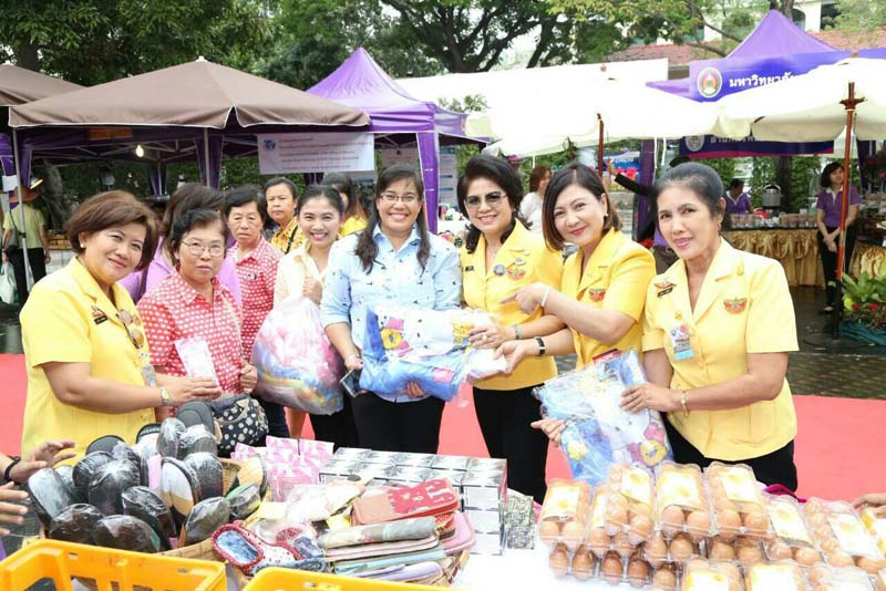 050 นายกสมาคมภริยาฯ และคณะกรรมการสมาคมฯ เฝ้ารับเสด็จ พระเจ้าวรวงศ์เธอ พระองค์เจ้าโสมสวลี พระวรราชาทินัดดามาตุ เสด็จเป็นองค์ประธานเปิดงานเพื่อนพึ่งภา