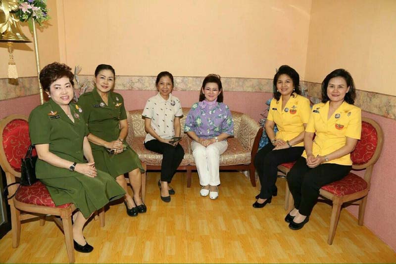 050 นายกสมาคมภริยาฯ และคณะกรรมการสมาคมฯ เฝ้ารับเสด็จ พระเจ้าวรวงศ์เธอ พระองค์เจ้าโสมสวลี พระวรราชาทินัดดามาตุ เสด็จเป็นองค์ประธานเปิดงานเพื่อนพึ่งภา