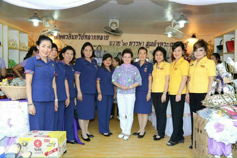 050 นายกสมาคมภริยาฯ และคณะกรรมการสมาคมฯ เฝ้ารับเสด็จ พระเจ้าวรวงศ์เธอ พระองค์เจ้าโสมสวลี พระวรราชาทินัดดามาตุ เสด็จเป็นองค์ประธานเปิดงานเพื่อนพึ่งภา