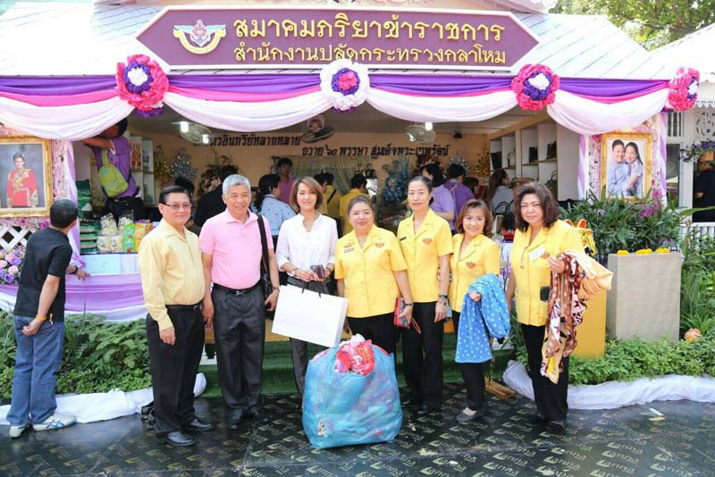 050 นายกสมาคมภริยาฯ และคณะกรรมการสมาคมฯ เฝ้ารับเสด็จ พระเจ้าวรวงศ์เธอ พระองค์เจ้าโสมสวลี พระวรราชาทินัดดามาตุ เสด็จเป็นองค์ประธานเปิดงานเพื่อนพึ่งภา