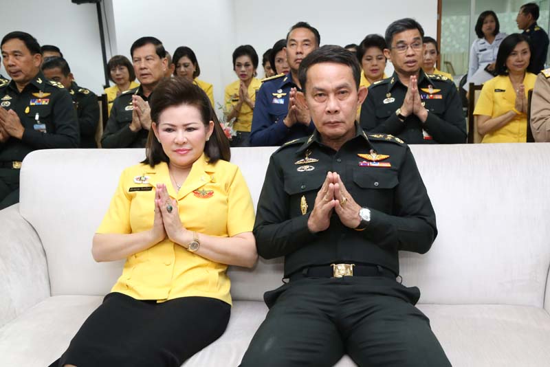 051 ปลัดกระทรวงกลาโหม พร้อมด้วย นายกสมาคมภริยาข้าราชการสำนักงานปลัดกระทรวงกลาโหม เป็นประธานวันคล้ายวันสถาปนา ศูนย์การอุตสาหกรรมป้องกันประเทศและพลังงานทหาร