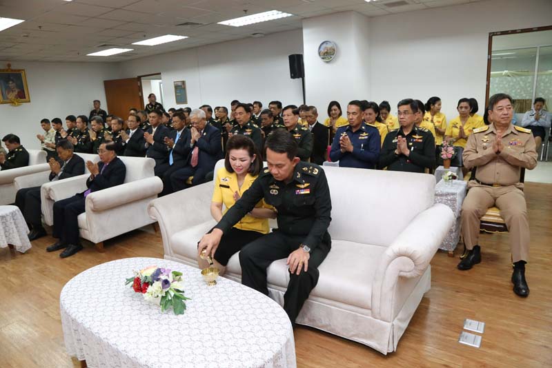 051 ปลัดกระทรวงกลาโหม พร้อมด้วย นายกสมาคมภริยาข้าราชการสำนักงานปลัดกระทรวงกลาโหม เป็นประธานวันคล้ายวันสถาปนา ศูนย์การอุตสาหกรรมป้องกันประเทศและพลังงานทหาร