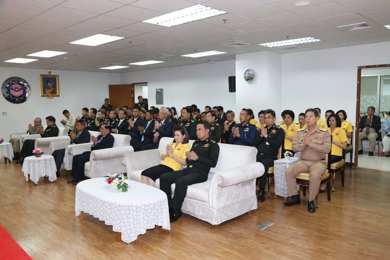 051 ปลัดกระทรวงกลาโหม พร้อมด้วย นายกสมาคมภริยาข้าราชการสำนักงานปลัดกระทรวงกลาโหม เป็นประธานวันคล้ายวันสถาปนา ศูนย์การอุตสาหกรรมป้องกันประเทศและพลังงานทหาร