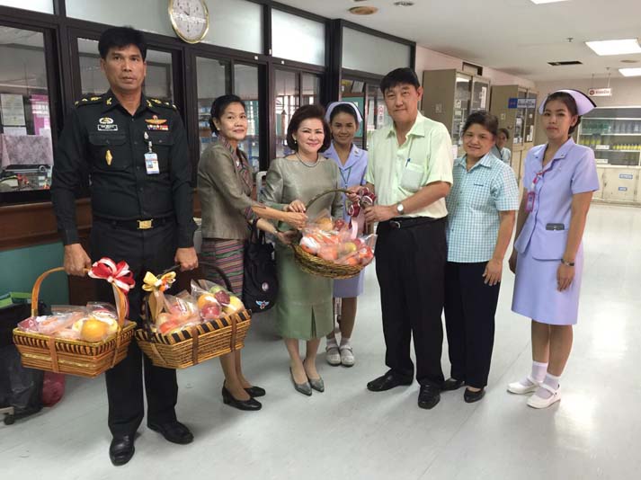 052 นายกสมาคมภริยาฯนำเครื่องภัตตาหาร ถวายแก่พระสงฆ์ที่อาพาธ ณ โรงพยาบาลสงฆ์ วันที่ ๓๐ ธันวาคม ๒๕๕๘